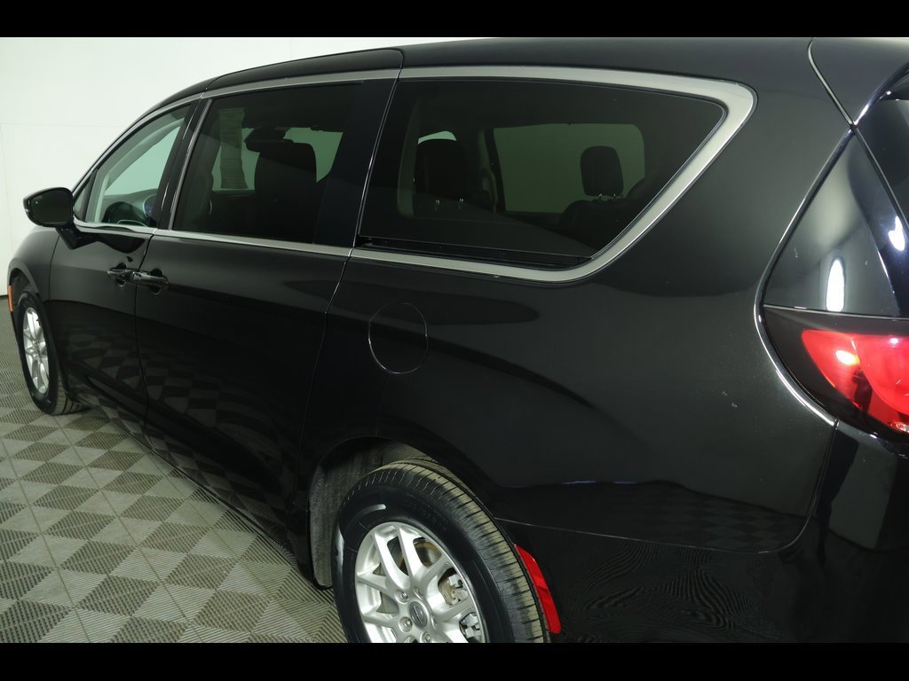 Used 2024 Chrysler Pacifica Touring-L image 18