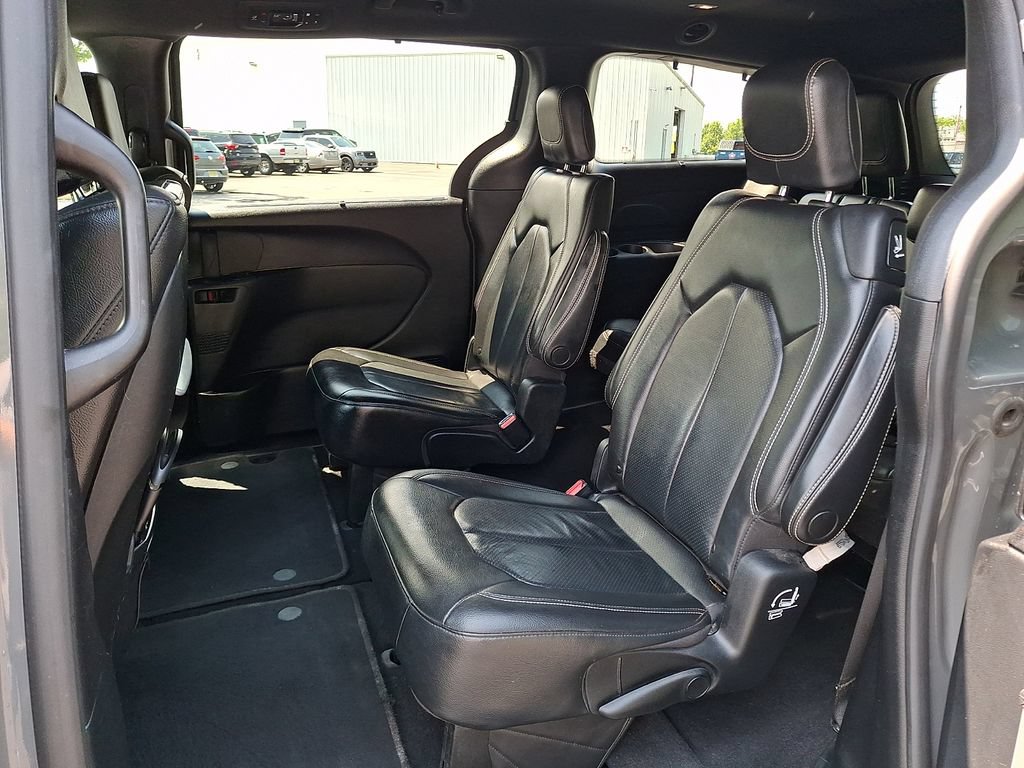 Used 2020 Chrysler Pacifica Touring-L w/ Advanced Safetytec Group AWD/4WD image 13