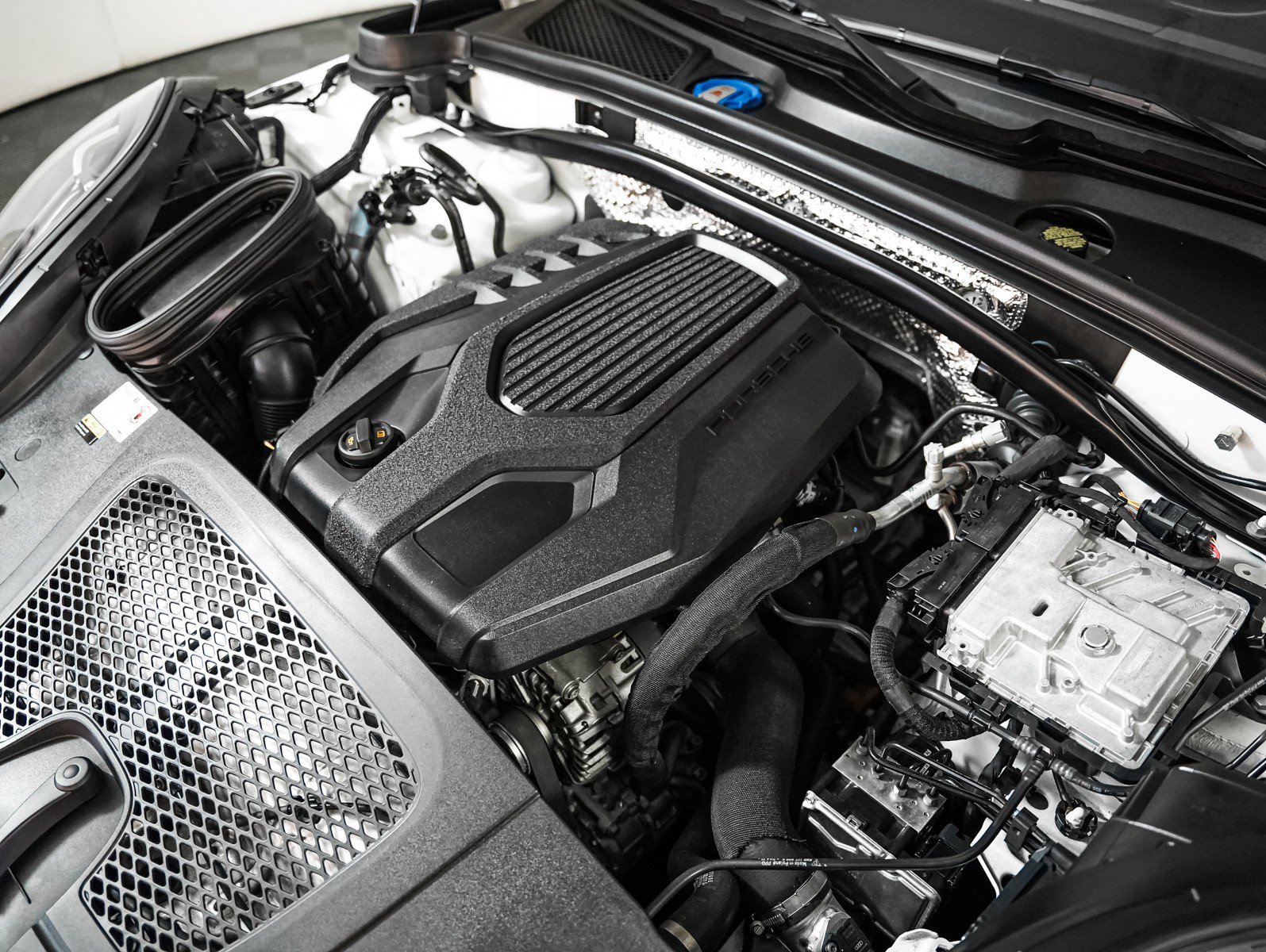 Certified 2023 Porsche Macan image 12