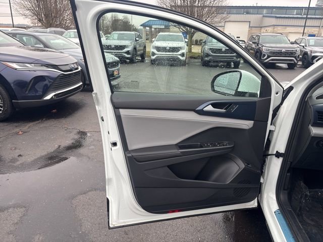 Used 2024 Volkswagen Taos SE image 9