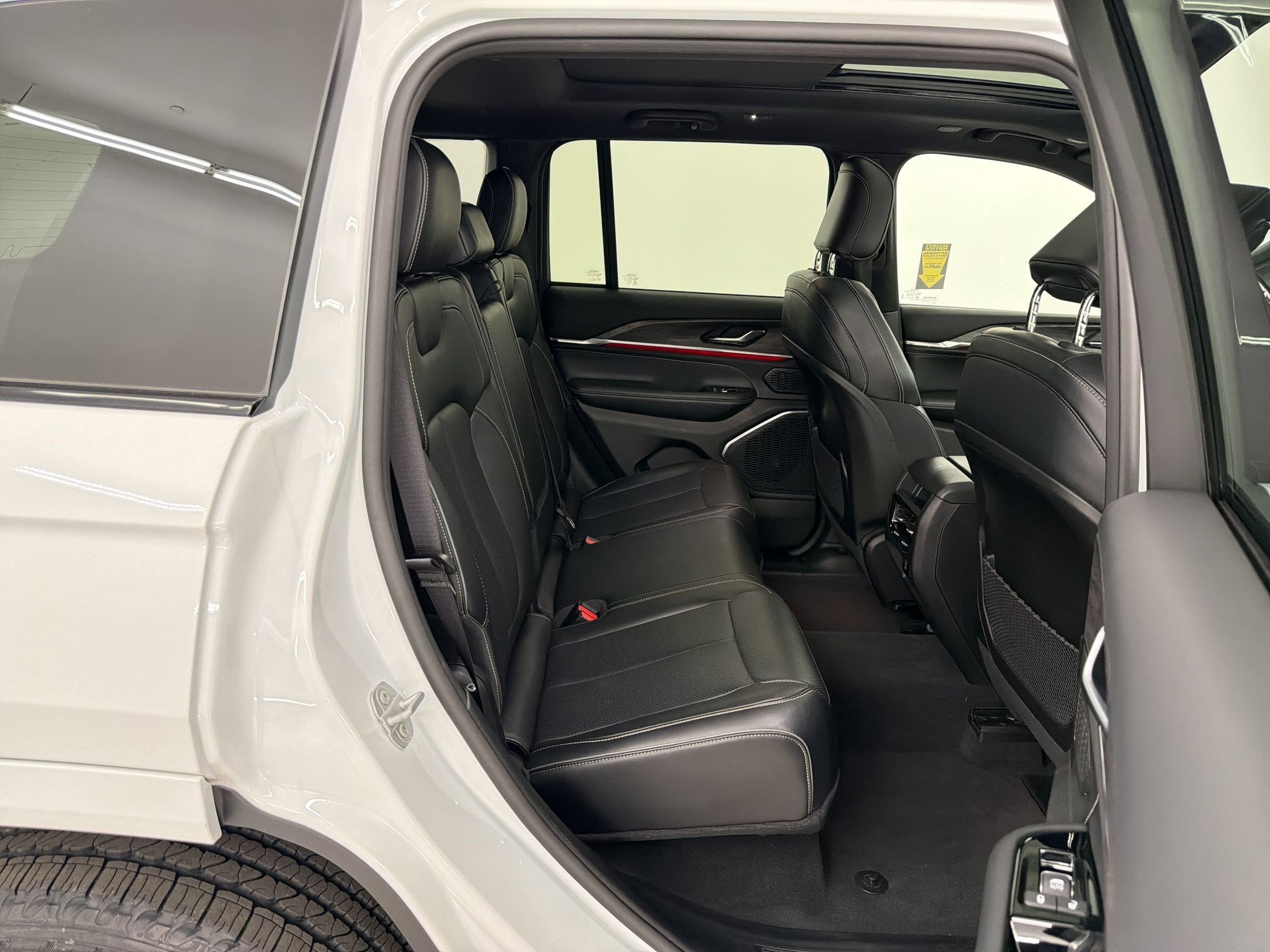 Used 2023 Jeep Grand Cherokee Overland AWD/4WD image 26