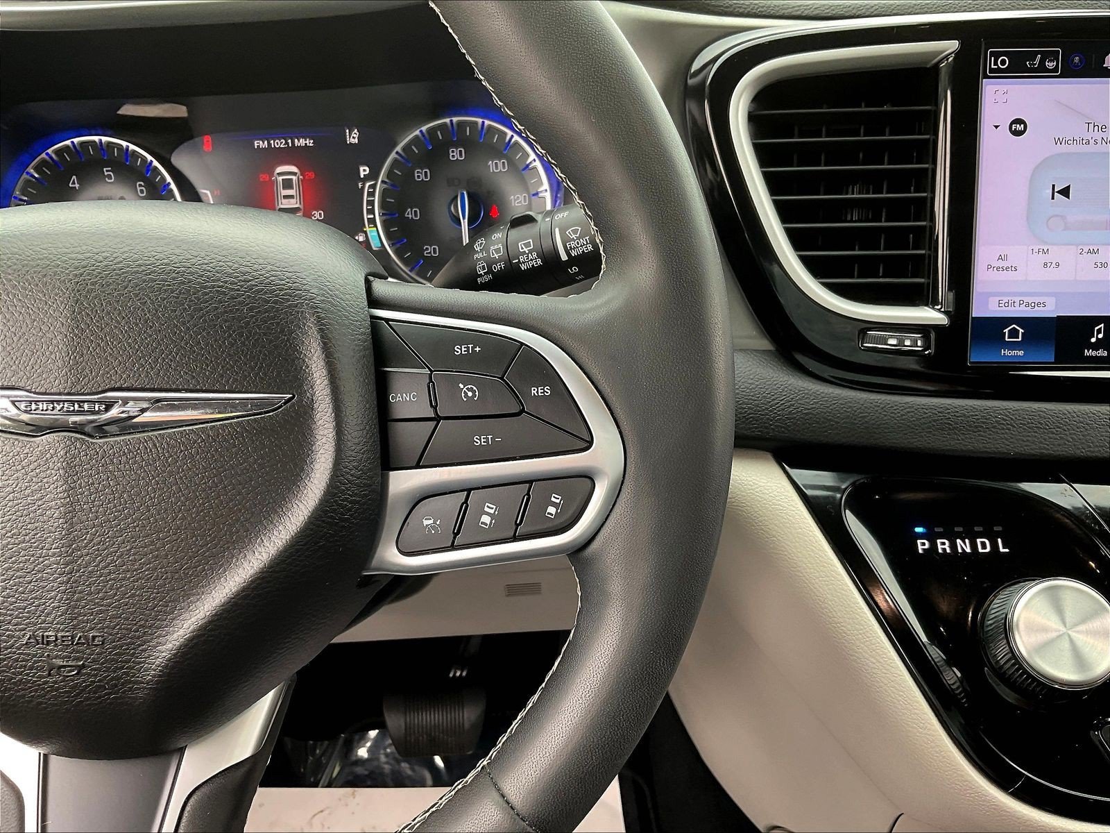 Used 2024 Chrysler Pacifica Touring-L FWD image 13