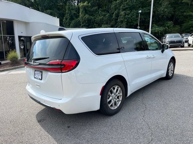 Used 2023 Chrysler Pacifica Touring-L FWD image 3