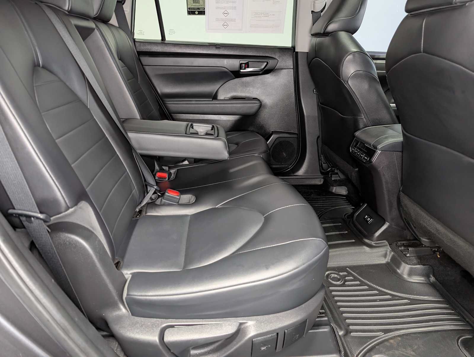 Used 2021 Toyota Highlander XLE AWD/4WD image 46