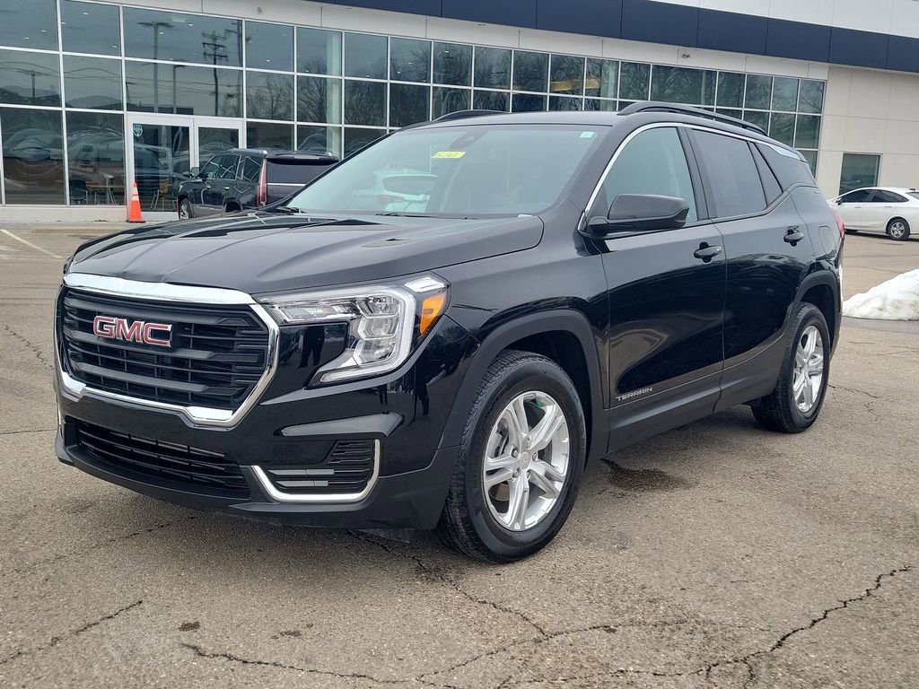 Used 2023 GMC Terrain SLE w/ Driver Convenience Package image 2