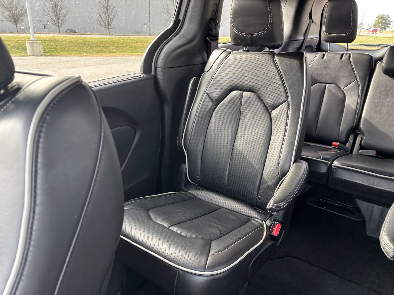 Used 2025 Chrysler Pacifica Limited image 44