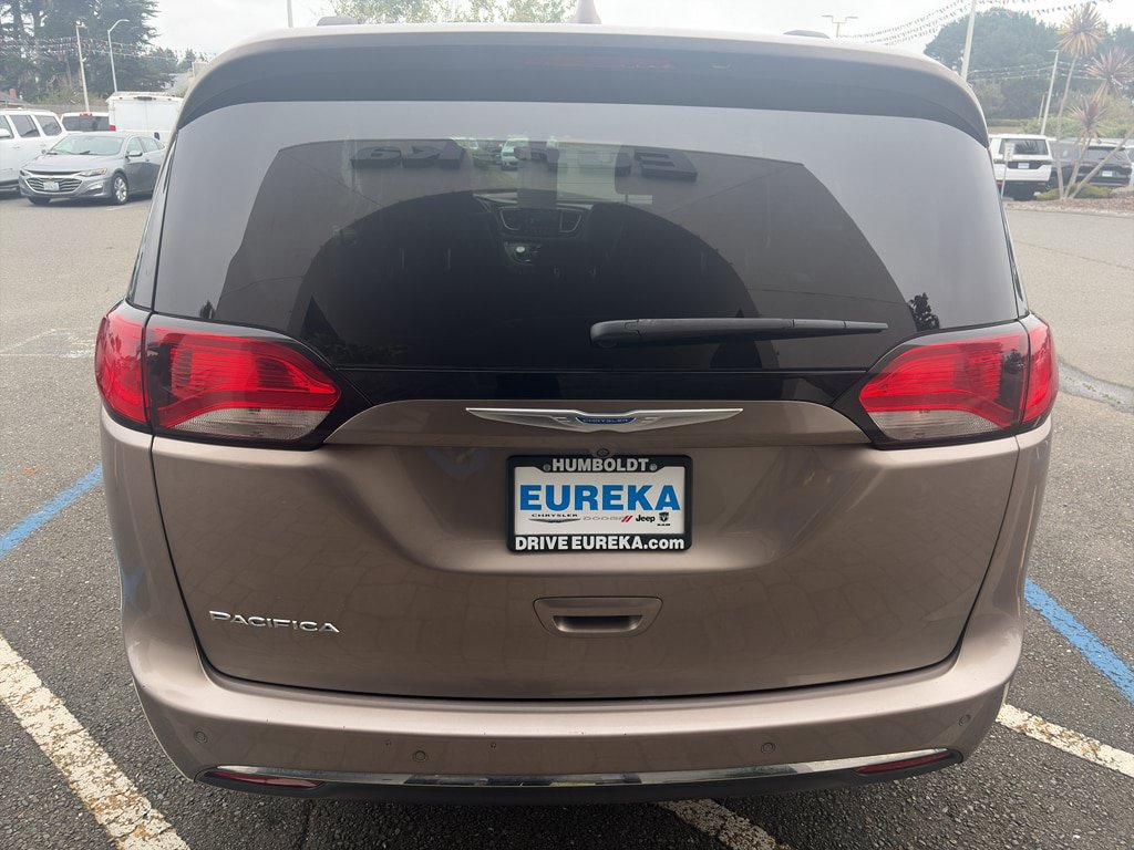Used 2018 Chrysler Pacifica Touring-L FWD image 17