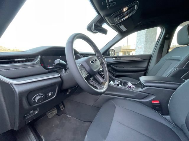 Used 2025 Jeep Grand Cherokee Laredo X AWD/4WD image 12