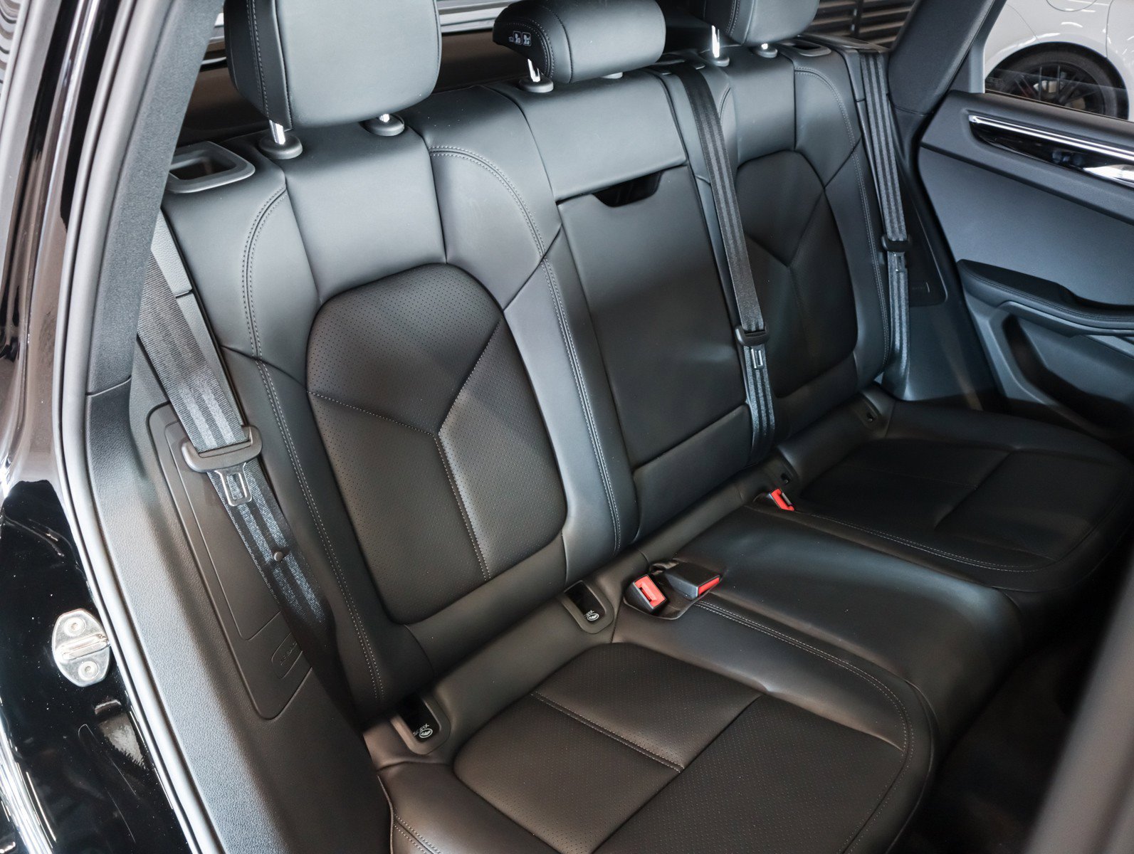 Certified 2025 Porsche Macan image 6