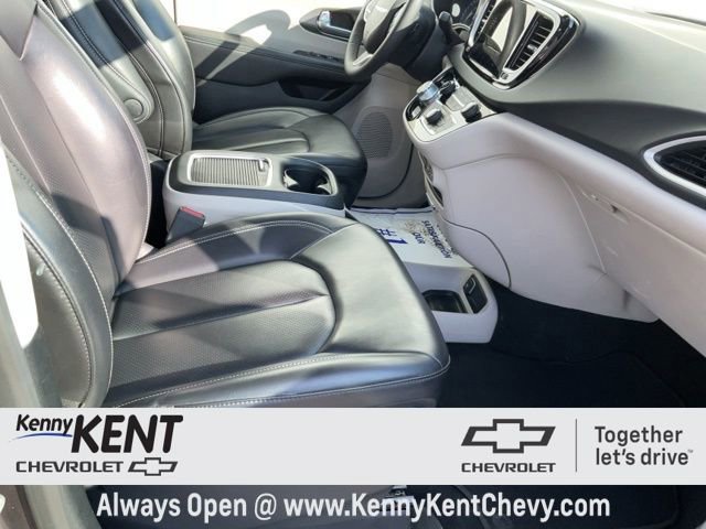 Used 2023 Chrysler Pacifica Touring-L image 16