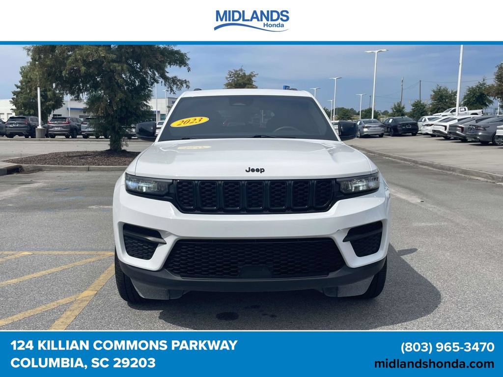 Used 2023 Jeep Grand Cherokee Altitude RWD image 2