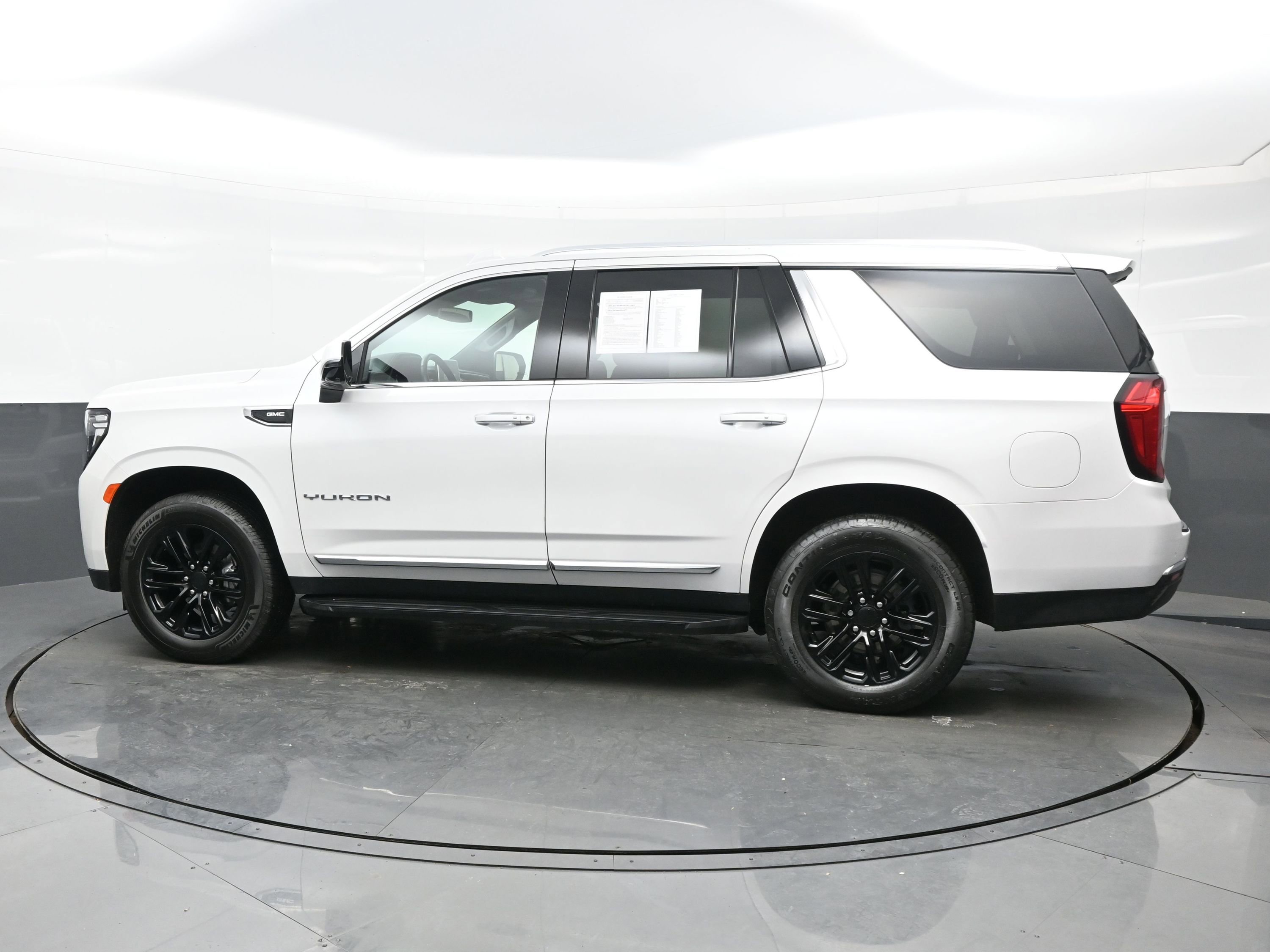 Used 2021 GMC Yukon SLT w/ SLT Premium Package image 3