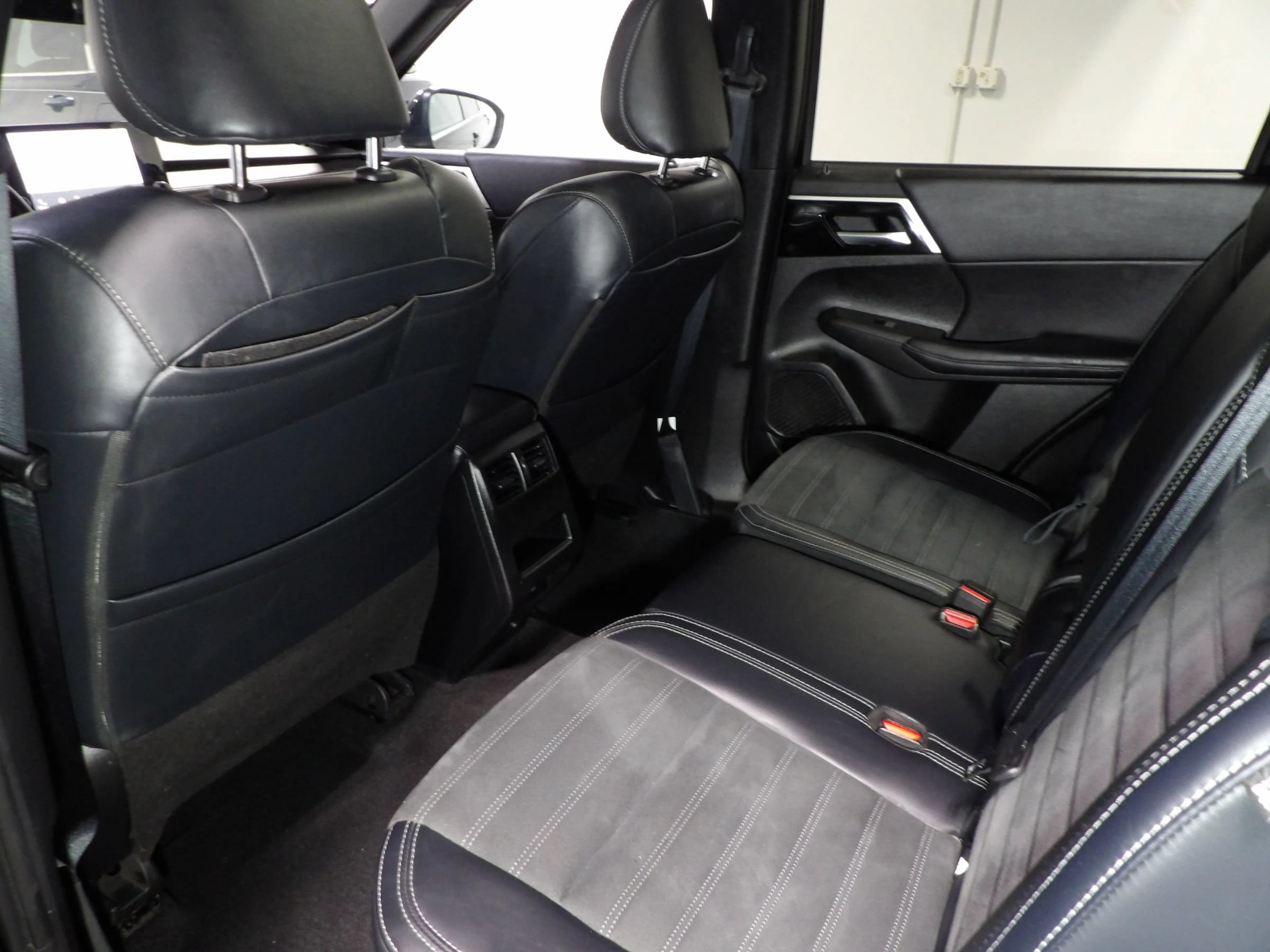 Used 2024 Mitsubishi Outlander SE Black Edition AWD/4WD image 15