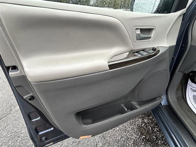 Used 2017 Toyota Sienna XLE image 24