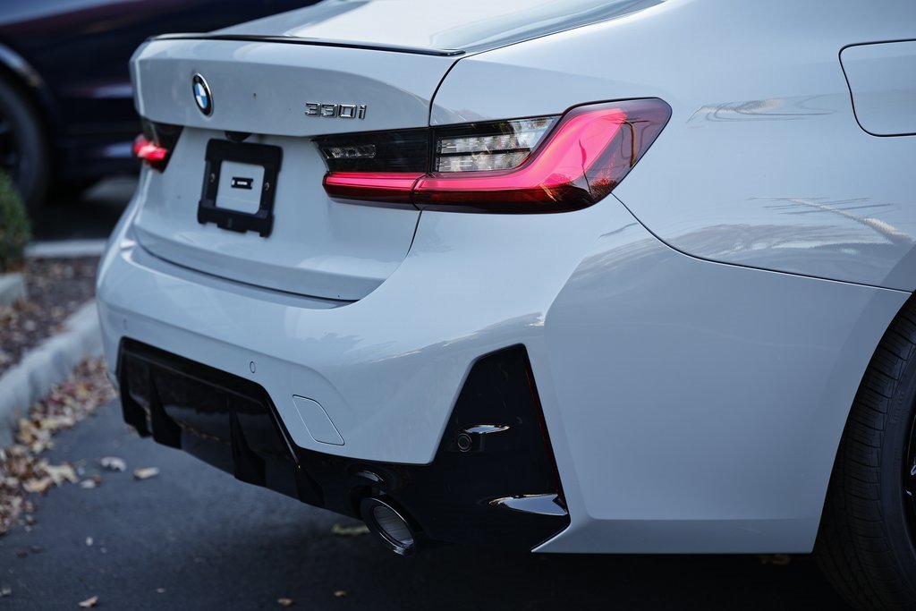 New 2026 BMW 330i Sedan w/ M Sport Package image 9
