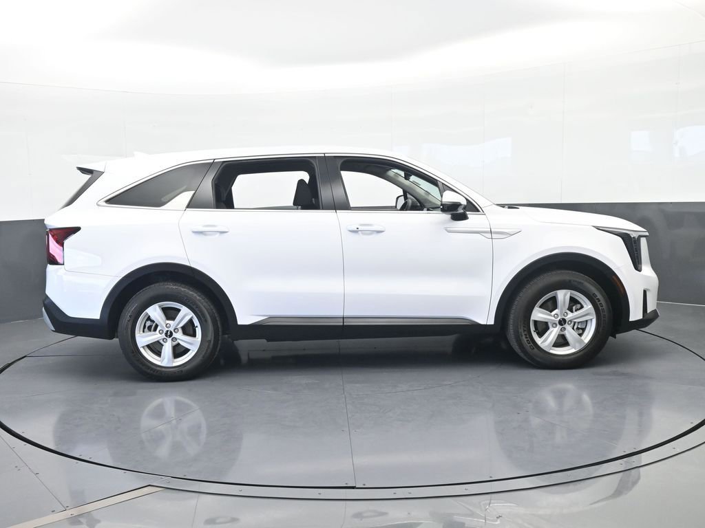 Used 2025 Kia Sorento LX image 7