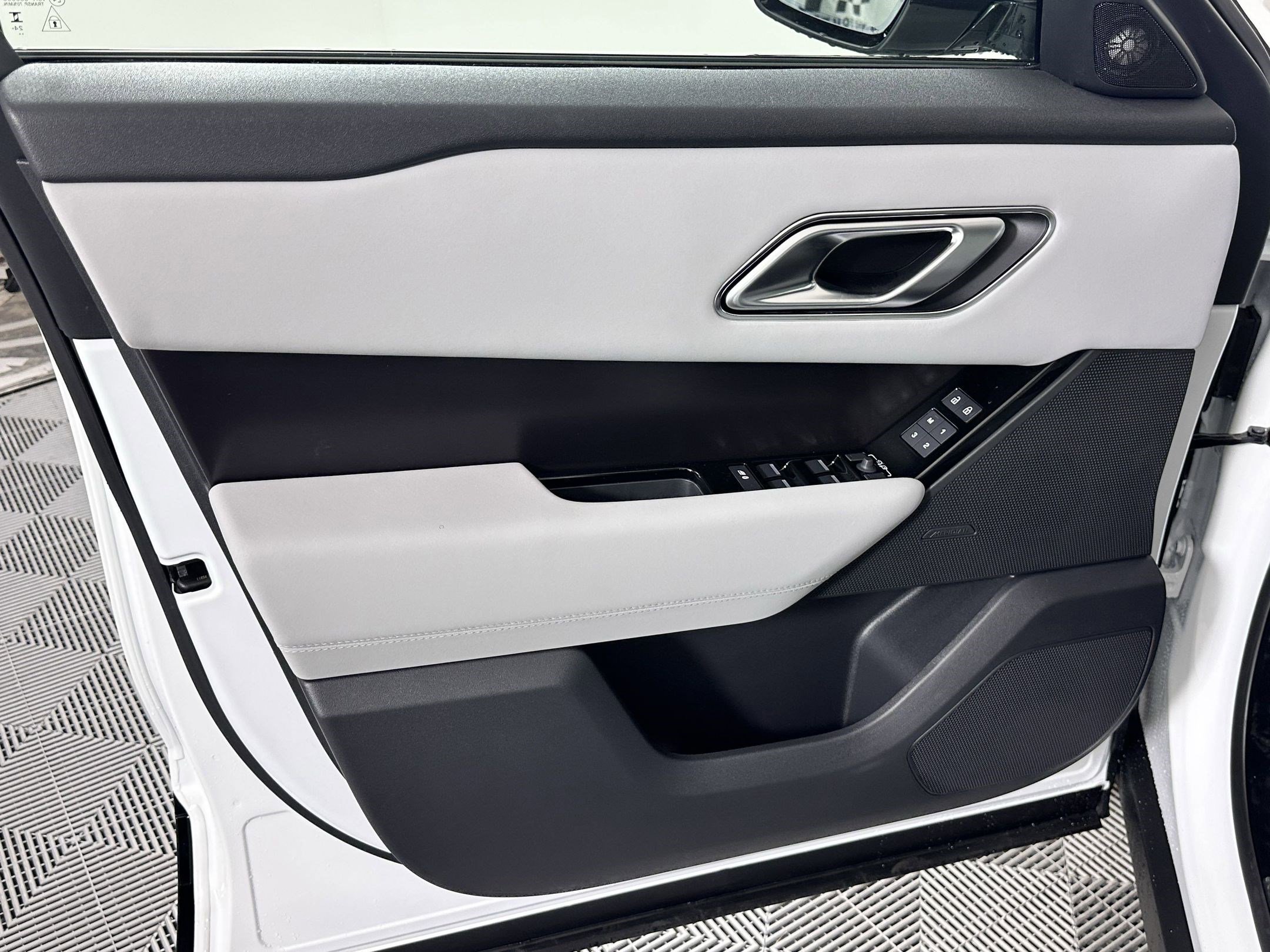 New 2026 Land Rover Range Rover Velar Dynamic SE image 10