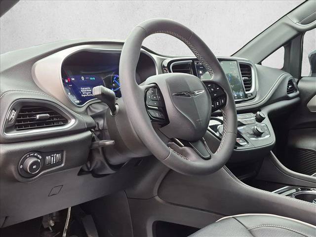 Used 2023 Chrysler Pacifica Limited w/ S Appearance Package FWD image 10