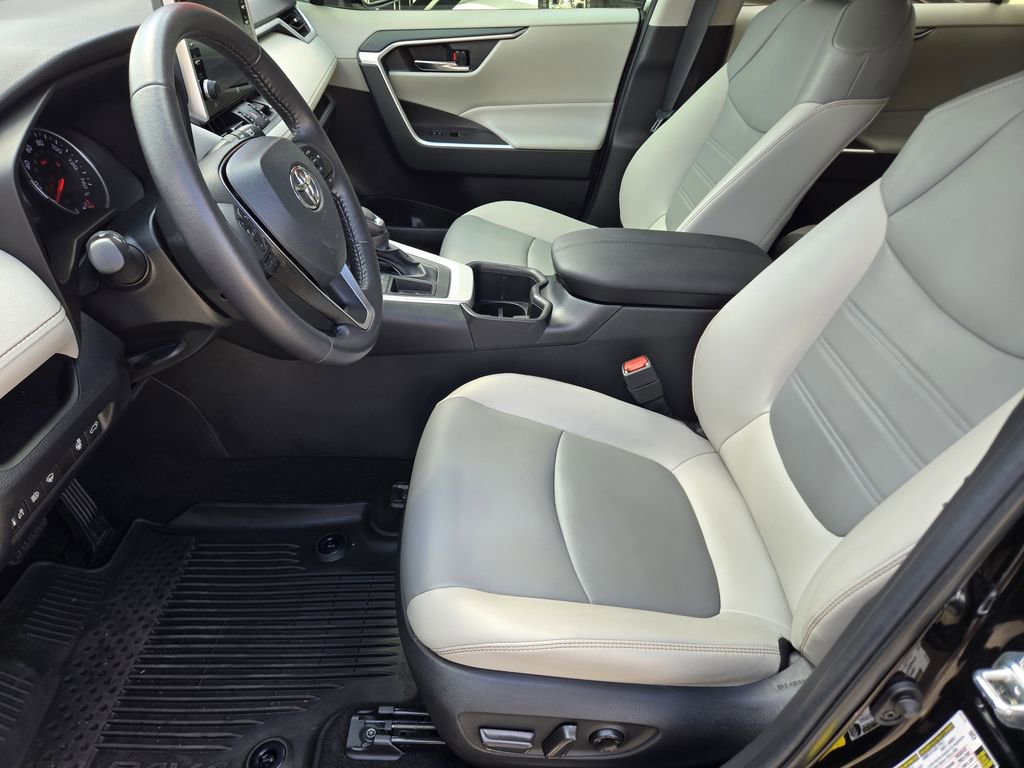 Used 2022 Toyota RAV4 XLE Premium image 17