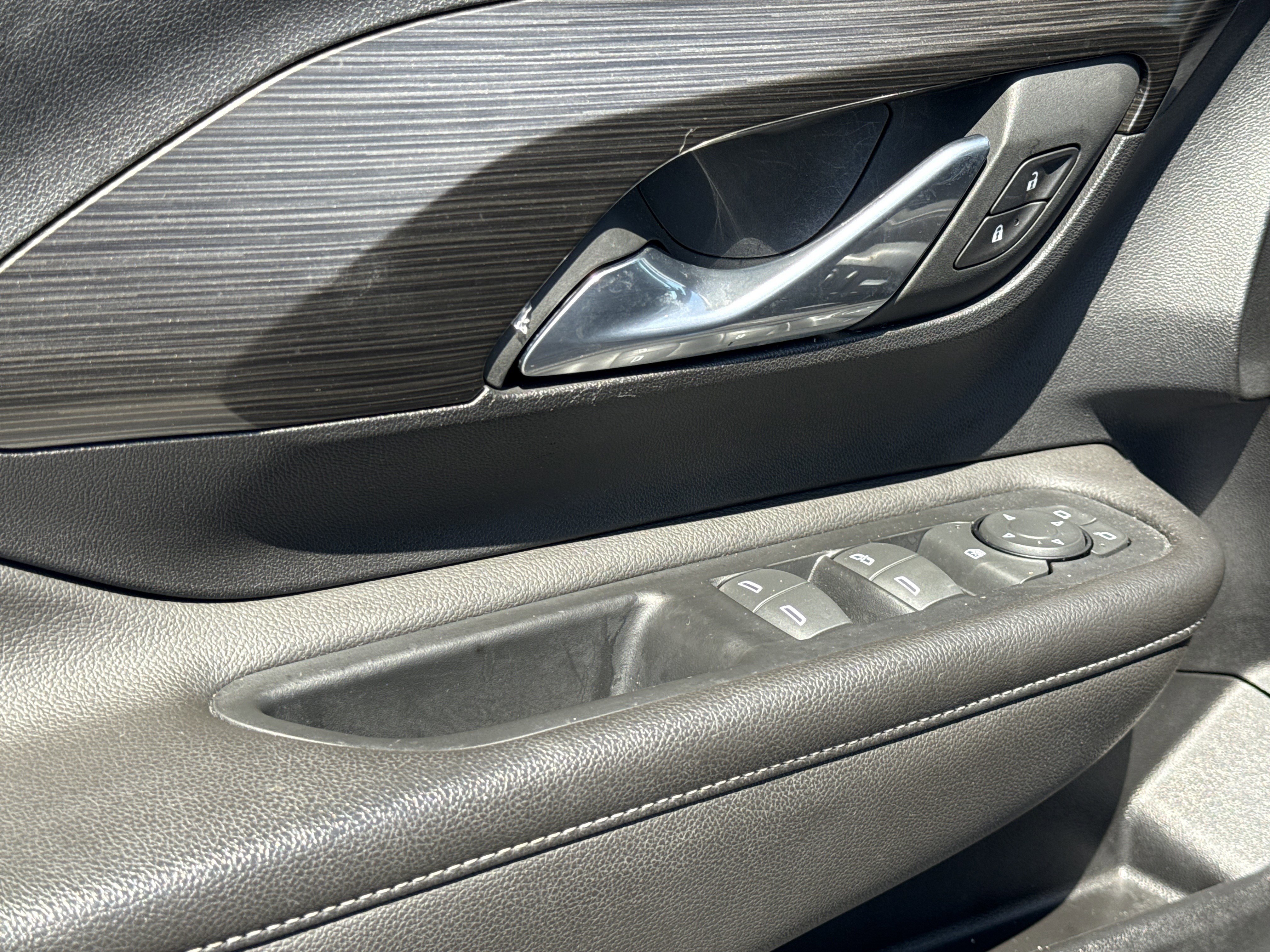 Used 2023 GMC Terrain SLE w/ Driver Convenience Package image 15