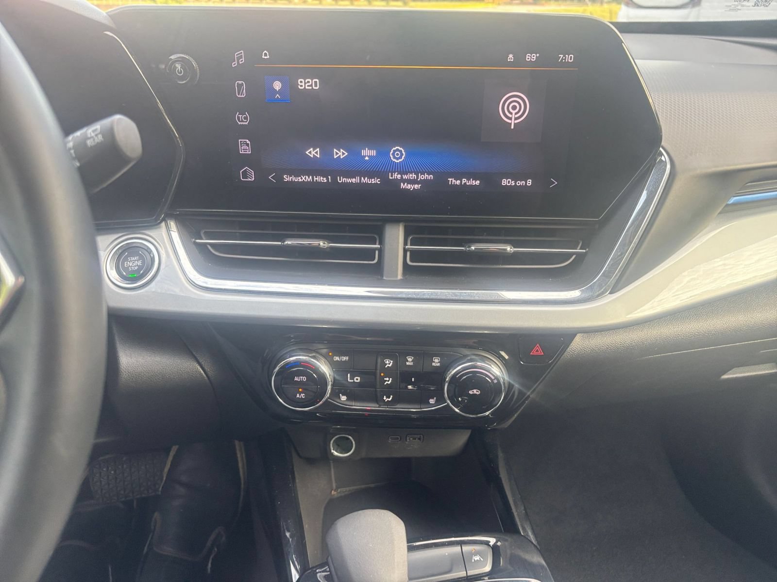 Used 2025 Chevrolet Trax LT w/ LT Convenience Package FWD image 17