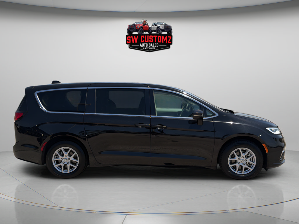 Used 2024 Chrysler Pacifica Touring-L FWD image 8