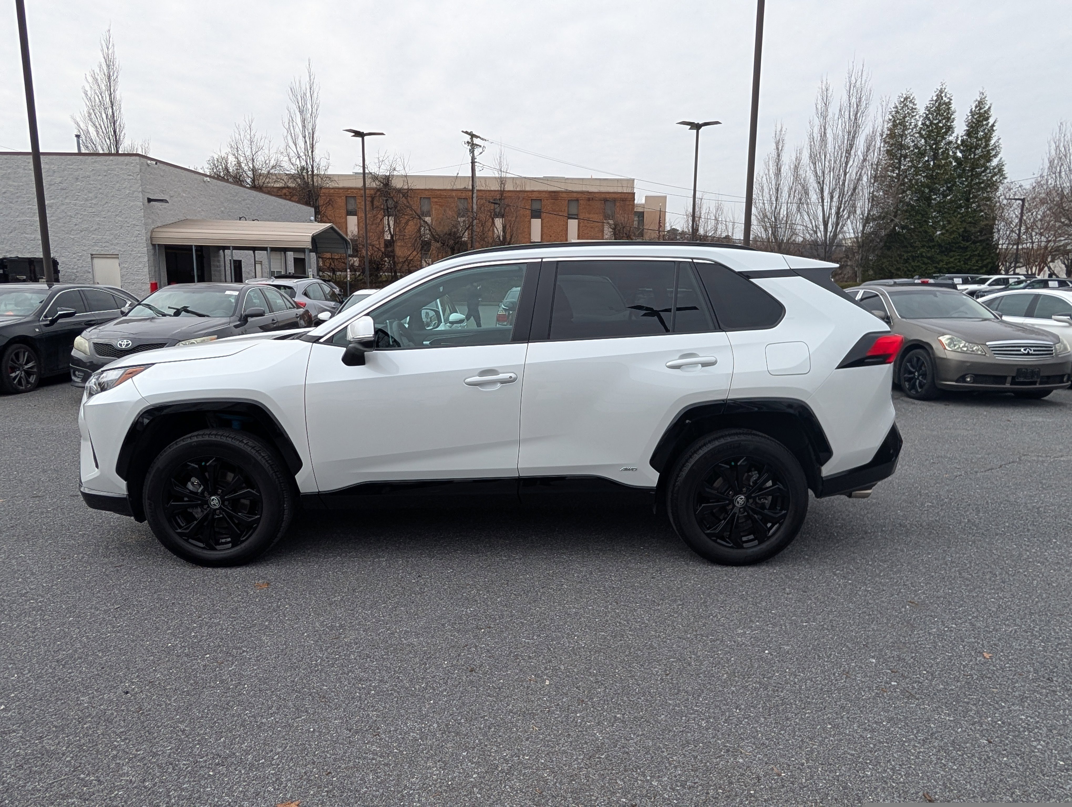 Used 2024 Toyota RAV4 SE w/ Convenience Package image 6