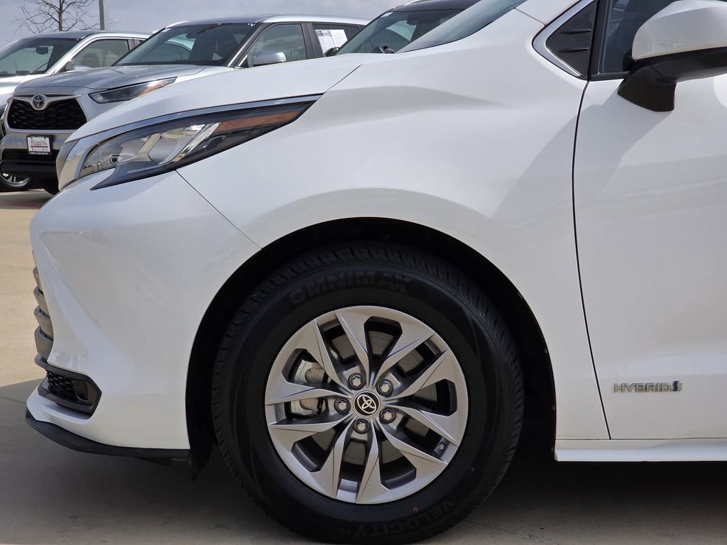 Used 2021 Toyota Sienna LE image 5