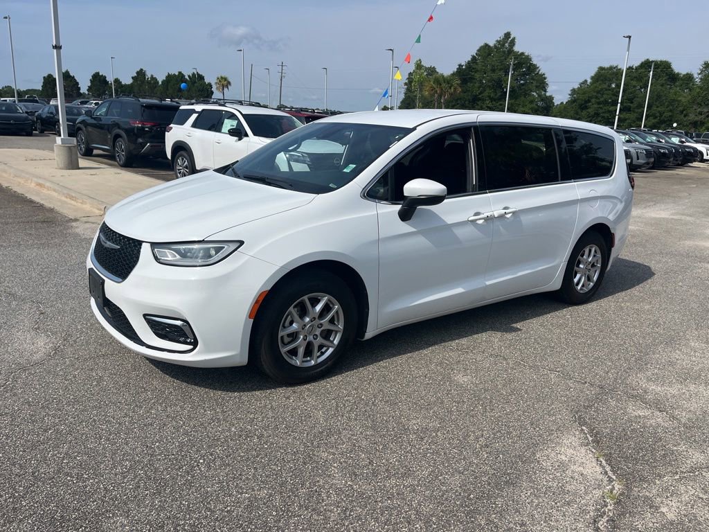 Used 2023 Chrysler Pacifica Touring FWD image 3