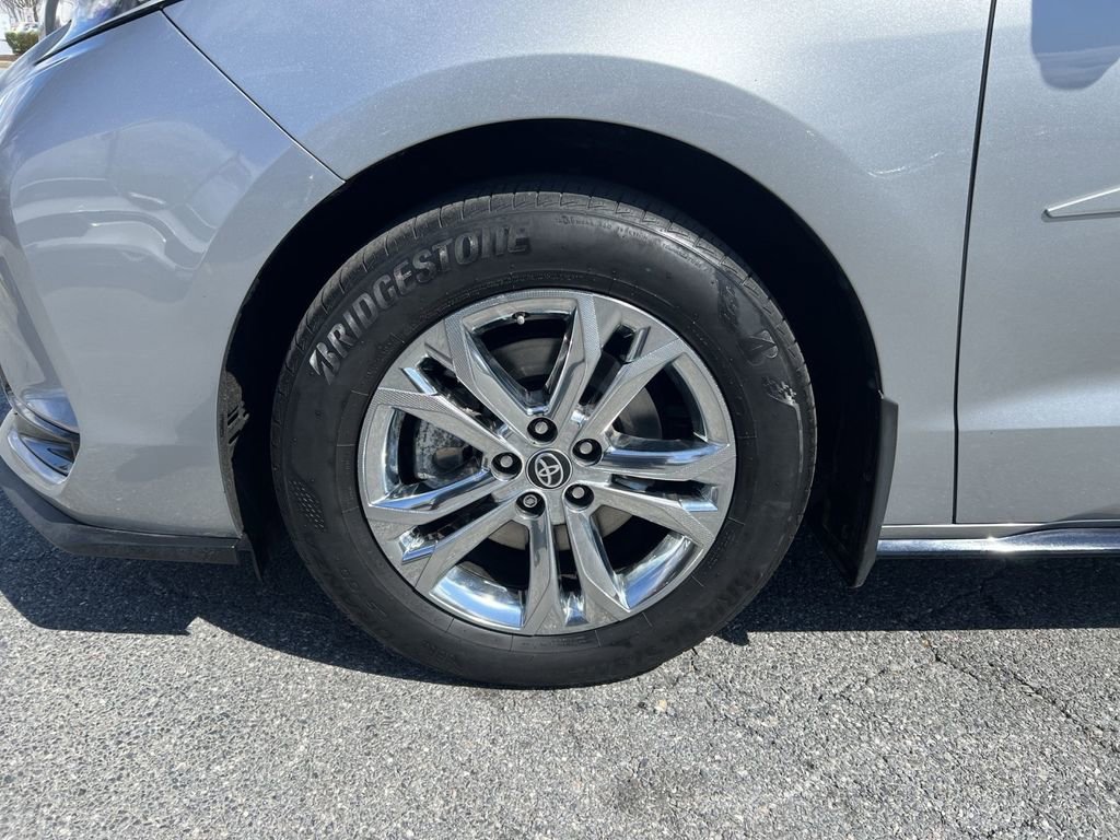 Used 2023 Toyota Sienna XSE w/ XSE Plus Package AWD/4WD image 12