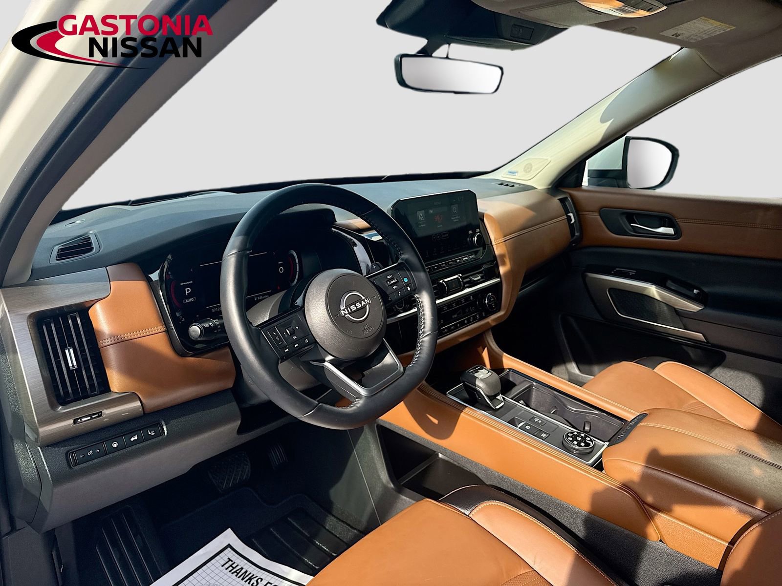 Used 2024 Nissan Pathfinder Platinum image 11