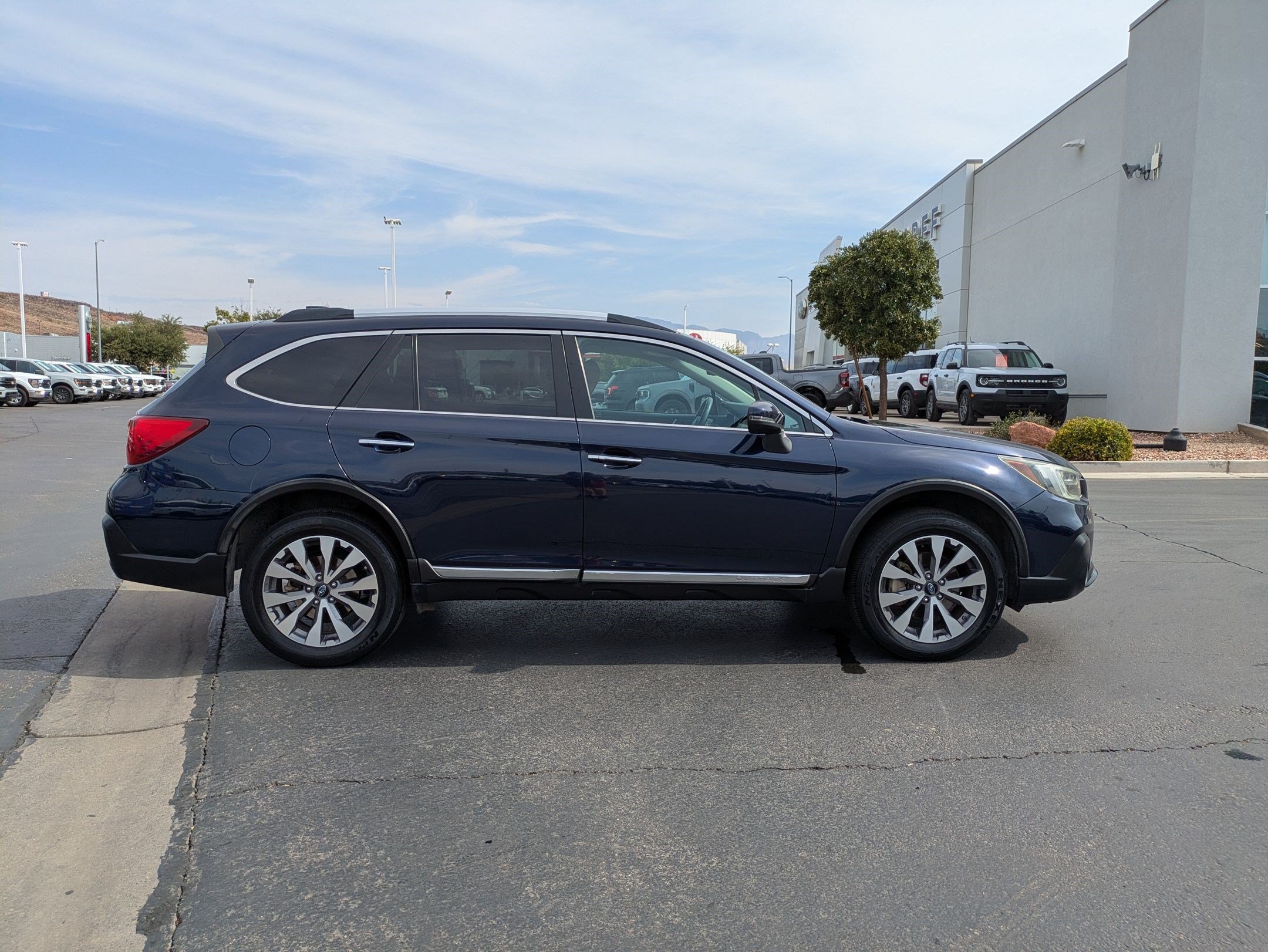Used 2018 Subaru Outback 2.5i Touring AWD/4WD image 2