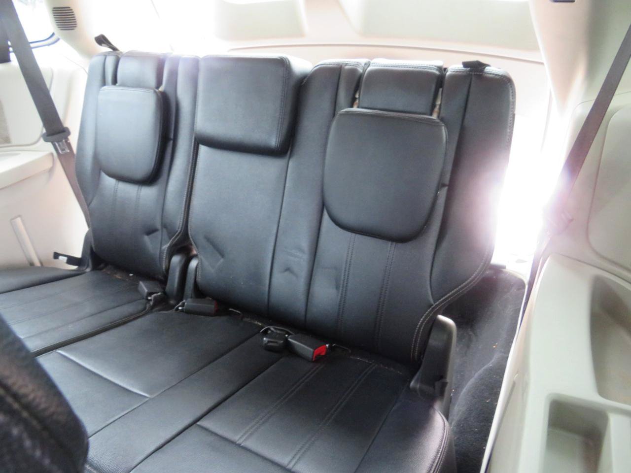 Used 2015 Chrysler Town & Country Touring FWD image 26
