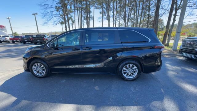 Used 2025 Toyota Sienna LE image 10
