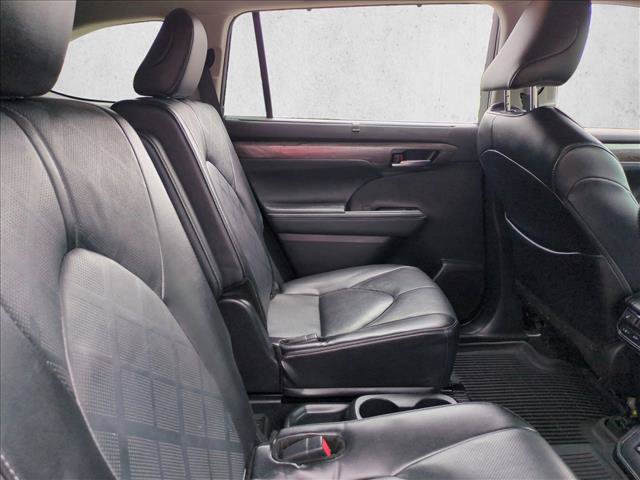 Used 2024 Toyota Highlander Platinum FWD image 20