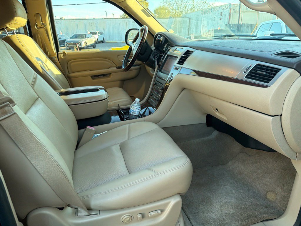 Used 2013 Cadillac Escalade Premium AWD/4WD image 5