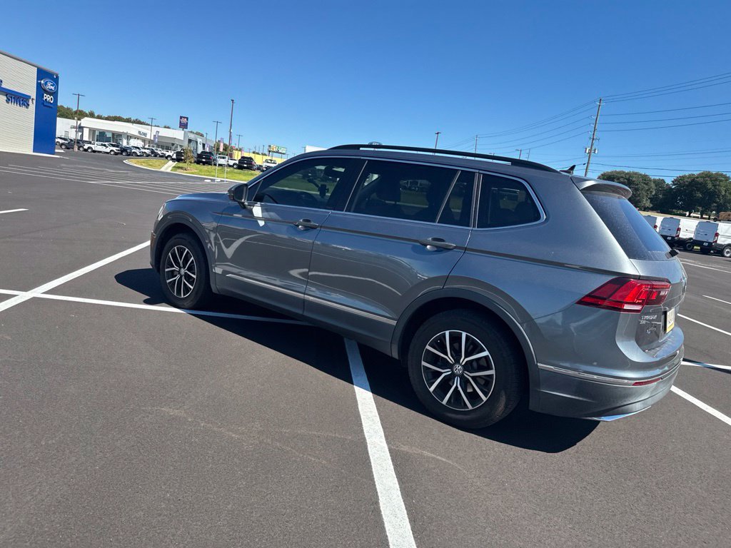 Used 2021 Volkswagen Tiguan SE w/ Panoramic Sunroof Package FWD image 12