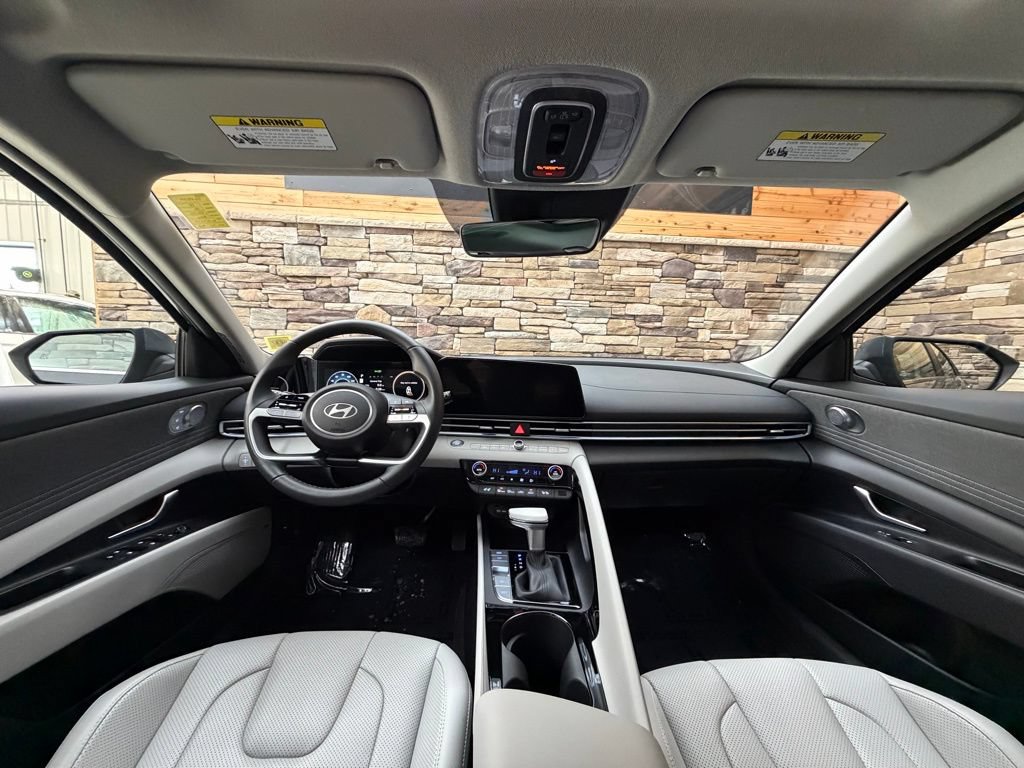 Used 2025 Hyundai Elantra Limited FWD image 16