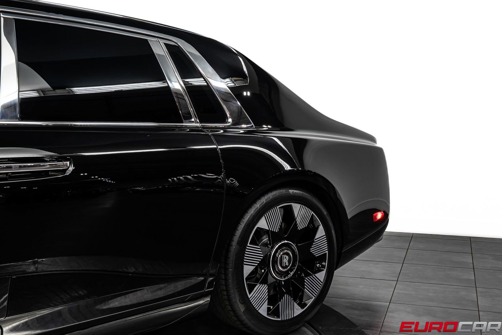 Used 2024 Rolls-Royce Phantom Sedan w/ The Phantom Package RWD image 16