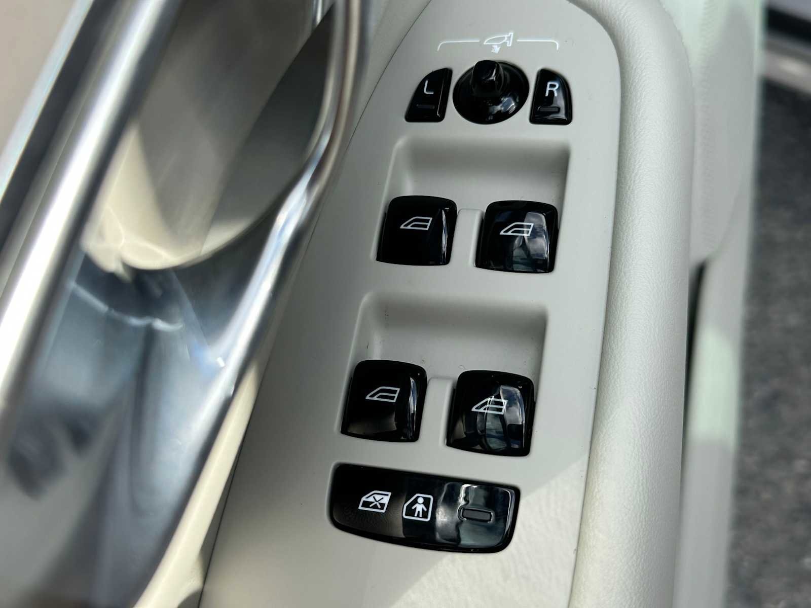 Used 2025 Volvo XC90 B6 Ultra w/ Lounge Package image 25