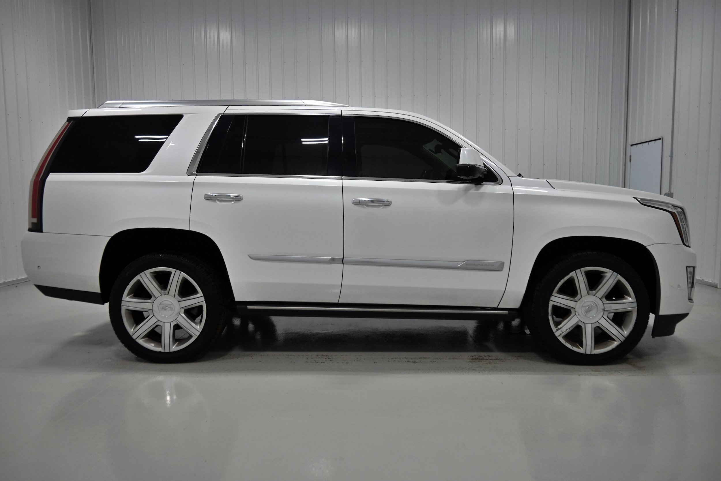 Used 2019 Cadillac Escalade Premium Luxury AWD/4WD image 38