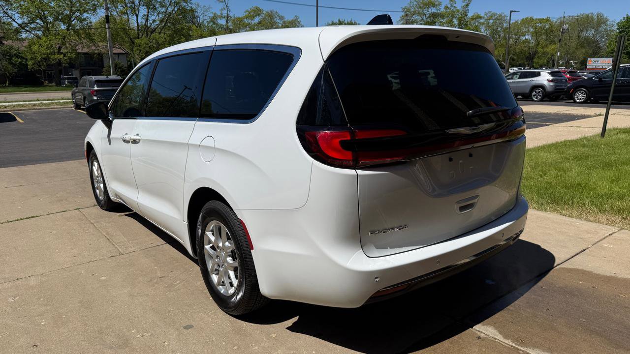 Used 2025 Chrysler Pacifica Select FWD image 5