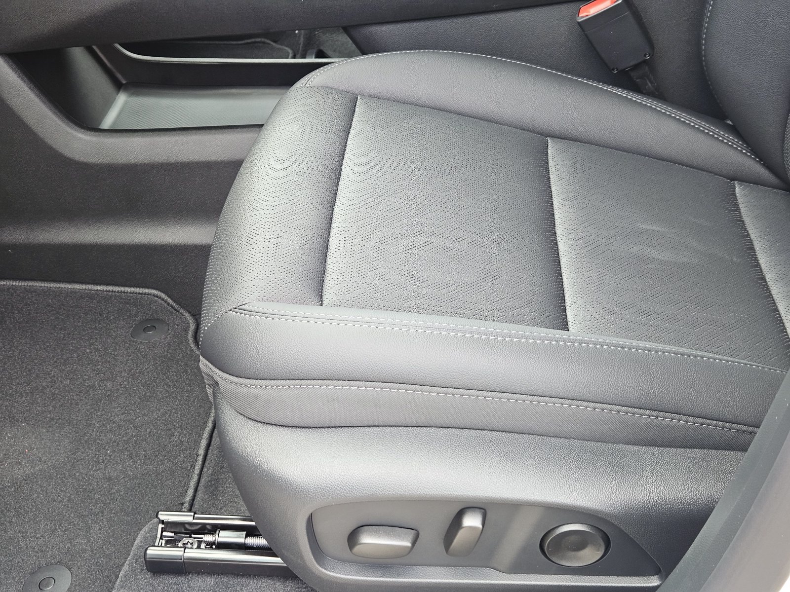 New 2027 Chevrolet Equinox LT w/ Convenience Package II FWD image 24
