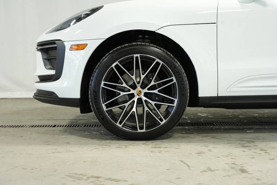 Certified 2025 Porsche Macan AWD/4WD image 42