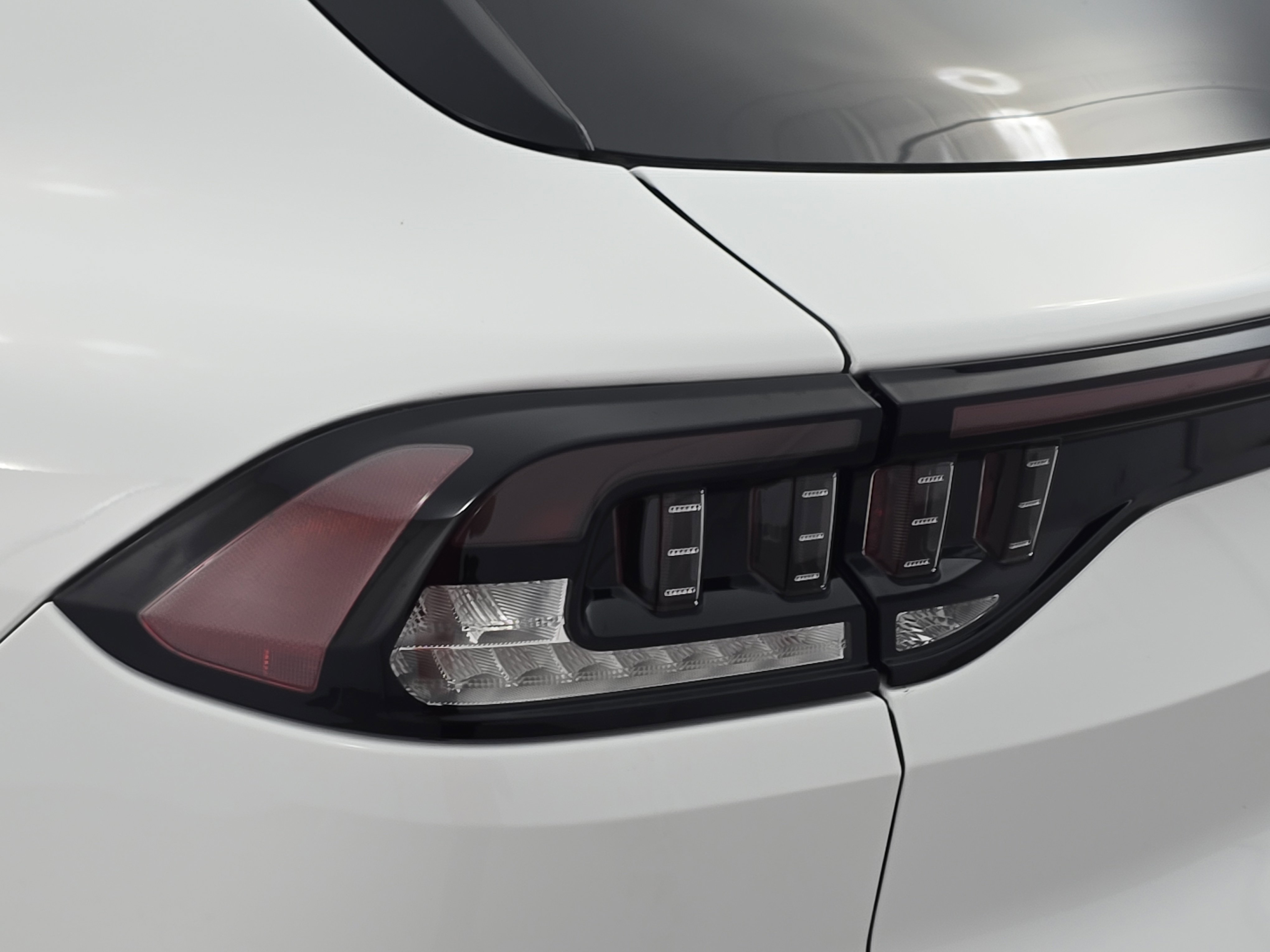 New 2025 VinFast VF 8 Eco image 29