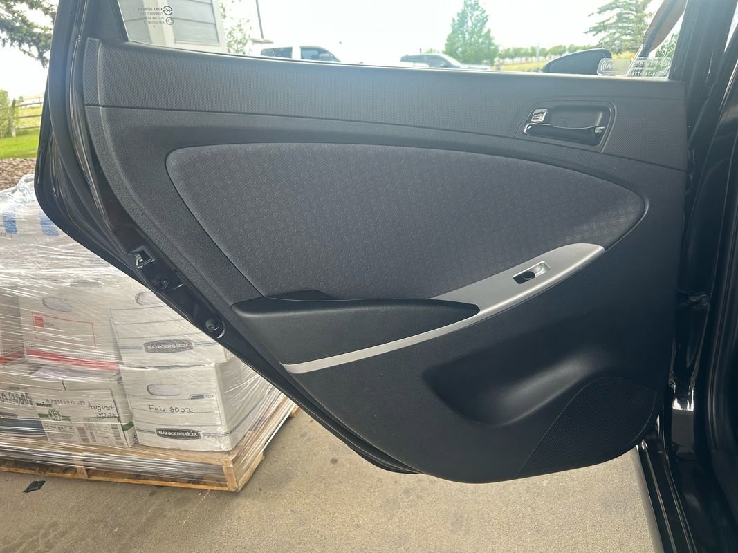 Used 2012 Hyundai Accent SE FWD image 14