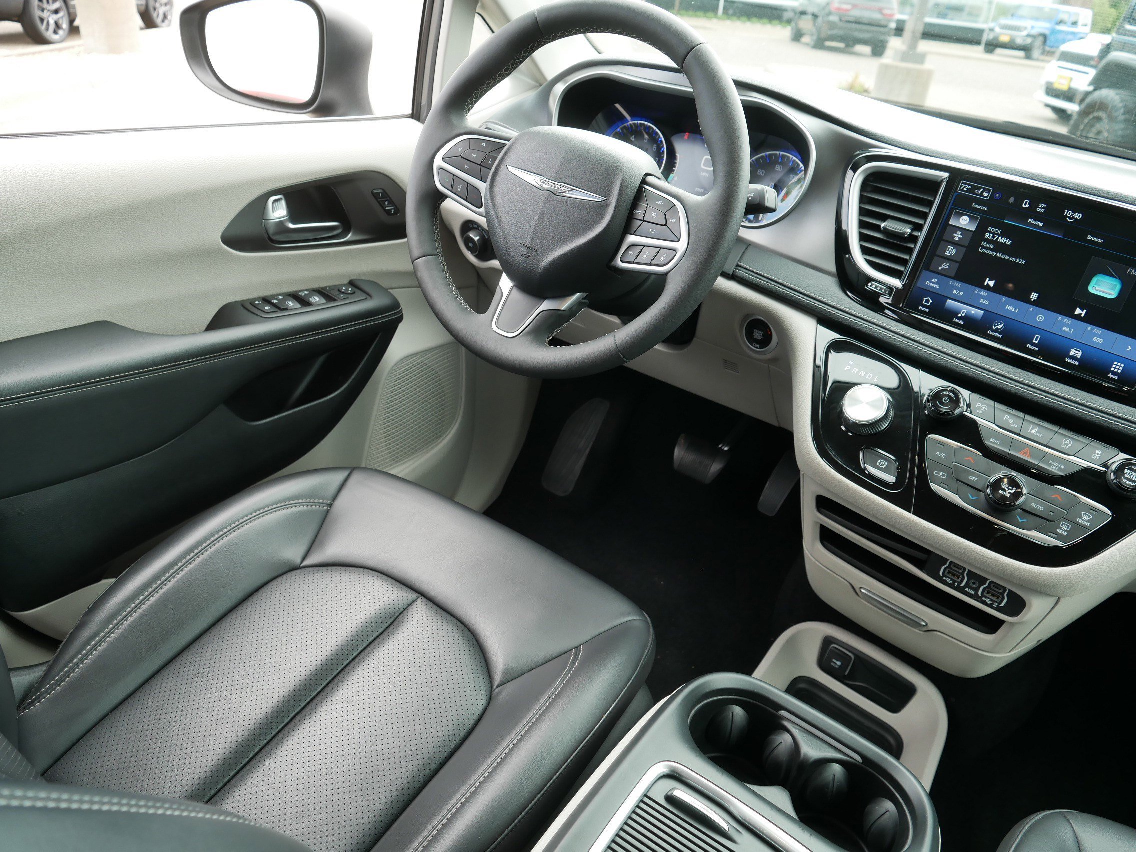 Used 2023 Chrysler Pacifica Touring-L AWD/4WD image 9