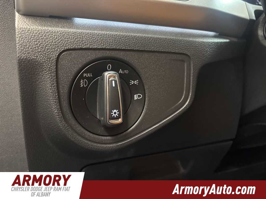 Used 2018 Volkswagen Atlas SEL Premium image 11