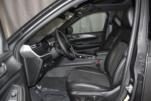 New 2025 Jeep Grand Cherokee Altitude image 10