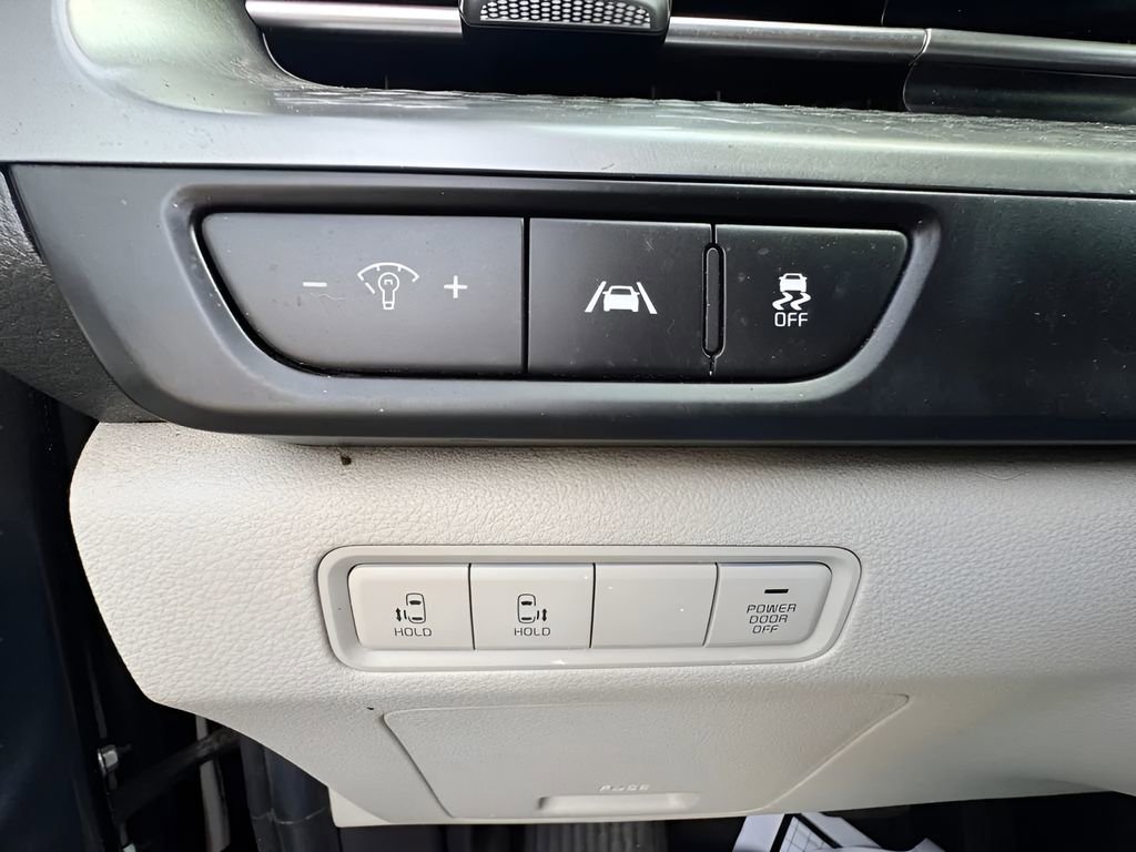 Used 2022 Kia Carnival LX image 24
